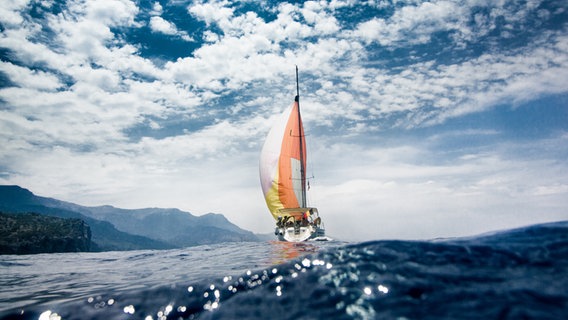 Ein Segelboot auf dem Meer. © Laurens Lefebure / photocase.de Foto: Laurens Lefebure / photocase.de