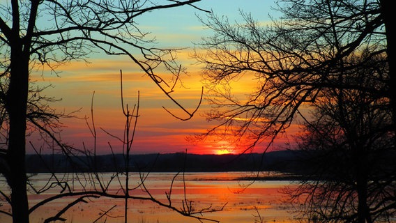 Sonnenuntergang an einem See. © picture alliance / XAMAX/dpa Foto: XAMAX
