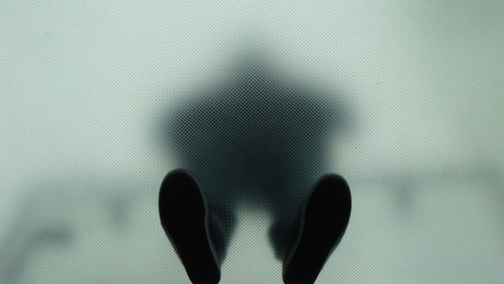 Die Schatten von zwei Füßen von unten. © sally2001 / photocase.de 