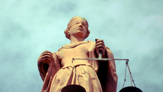 Eine Statue hält eine Waage in der linken Hand. © photocase.de / denhans Foto: photocase.de / denhans