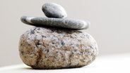 Drei aufeinanderliegende Steine © picture-alliance/chromorange Foto: Christian Ohde / CHROMORANGE