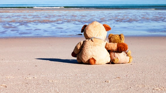 Zwei Teddybären sitzen am Strand © Nordreisender / photocase.de Foto: Nordreisender