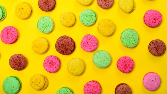 Eine bunte Mischung Macarons auf gelbem Grund. © ndanko / photocase.de Foto: ndanko