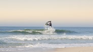 Ein Surfer macht im Meer einen Überschlag. © kallejipp / photocase.de Foto: kallejipp / photocase.de