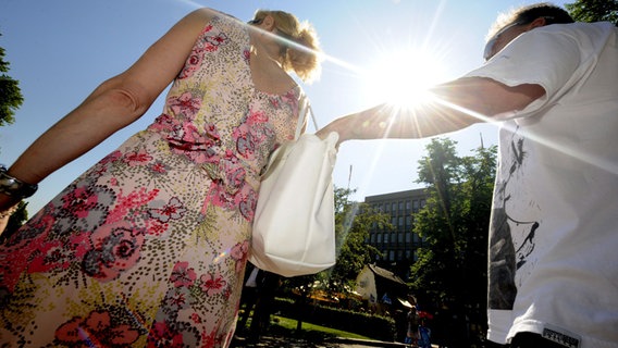 Ein Taschendieb fasst einer Frau in die Handtasche © picture-alliance/ dpa - Report Foto: LEHTIKUVA / Mikko Stig