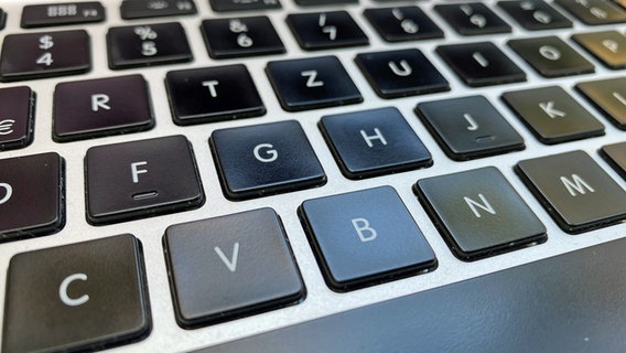 Eine Laptop-Tastatur mit den Orientierungstasten "F" und "J" in Nahaufnahme. © NDR/N-JOY 