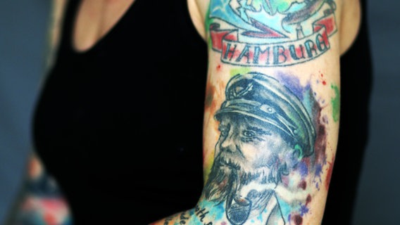 A woman with a North German tattoo on her arm.  © behrchen / photocase.de Photo: behrchen / photocase.de