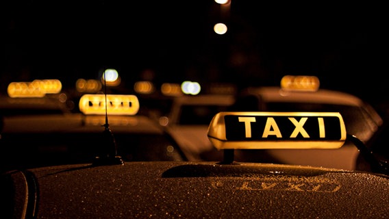 Mehrere leuchtende Taxischilder sind zu sehen. © pbecker / photocase.de Foto: pbecker