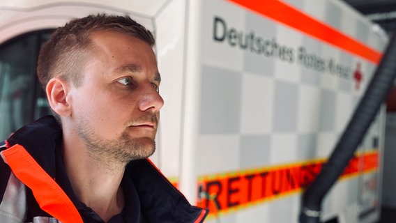 Tobi Schlegl vor einem Rettungswagen. © N-JOY/Tobias Schlegl 