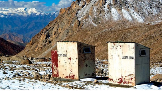 Eine Toilette in Chang La Pass, Indien. © Patrick Horton / Getty Images Foto: Patrick Horton