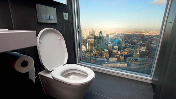 Eine Toilette in London, mit Blick auf die Stadt. © Ben Cawthra / LNP Foto: Ben Cawthra