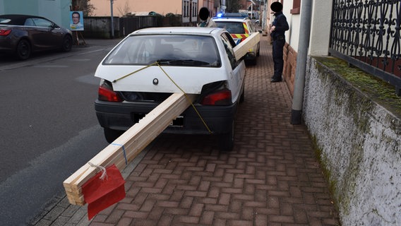 Ein Auto transportiert fünf Meter lange Holzbalken. © Polizeidirektion Kaiserslautern Foto: Polizeidirektion Kaiserslautern