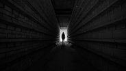 Ein Mensch geht ins Licht am Ende eines Tunnels. © sophiaa_f / photocase.de Foto: sophiaa_f / photocase.de