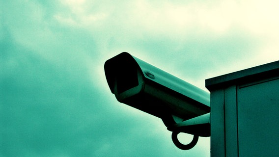 Eine Überwachungskamera auf dem Dach eines Gebäudes. © boing / photocase.de 