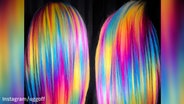 Eine Frau und ihre bunten Haare in Regenbogen-Farben aus zwei Perspektiven. © Instagram/Ursula Goff Foto: Screenshot