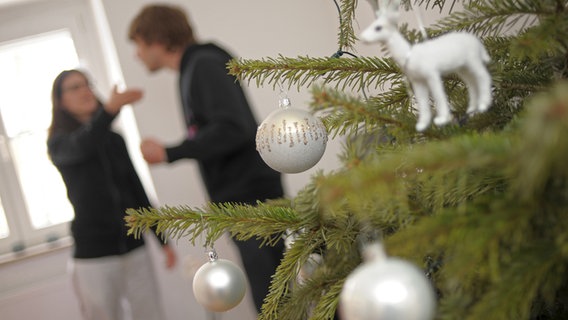 Zwei Personen streiten sich beim Weihnachtsbaum © picture alliance / dpa Foto: Andreas Gebert