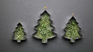 Ausstechformen in Form von Weihnachtsbäumen sind mit Tannennadeln bestückt. © pixelliebe / photocase.de Foto: pixelliebe / photocase.de