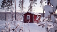 Ein rotes Häuschen im Schnee. © Swen Burkhardt / photocase.de Foto: Swen Burkhardt / photocase.de