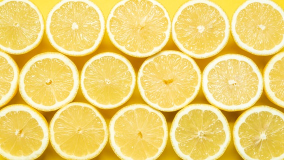 Mehrere aufgeschnittene Zitronen liegen nebeneinander. © YesPhotographers / photocase.de Foto: YesPhotographers / photocase.de