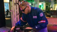 Das Bild zeigt den französischen Star-DJ Hugel bei einem Auftritt in der N-JOY Morningshow © N-JOY / NDR Foto: Charlotte Bogo