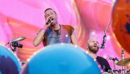 Die Band Coldplay um Sänger Chris Martin bei einem Konzert in Berlin. © picture alliance/dpa | Andreas Arnold Foto: Andreas Arnold