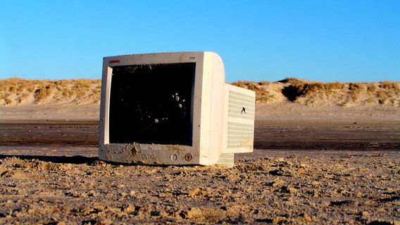 Ein alter Computerbilschirm steht in der Wüste. © cxflyer / photocase.de Foto: cxflyer