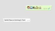 Das Bild zeigt einen Whatsappchat, in dem unter anderem ein Weihnachtsmann- Häuser-Emoji zu sehen sind. In einer weiteren Nachricht steht "Santa Claus is Coming to Town". © Android/Google Foto: Screenshot