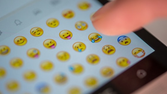Auf einem Smartphone ist die Emoji-Auswahl geöffnet. © picture alliance / dpa Foto: Matthias Balk