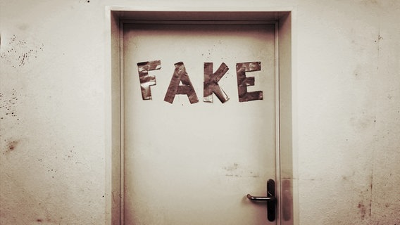 Eine Tür auf der "Fake" steht © NDR 