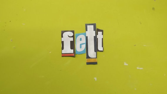 Ausgeschnittene Zeitungsbuchstaben schreiben das Wort "fett". © N-JOY Foto: Eva Köhler