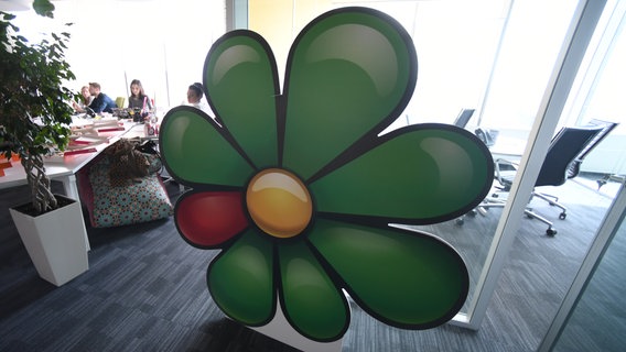 Das Bild zeigt die ICQ-Blume als Pappaufsteller in einem Büro. © picture alliance / Evgeny Biyatov / Sputnik / dpa Foto: Evgeny Biyatov