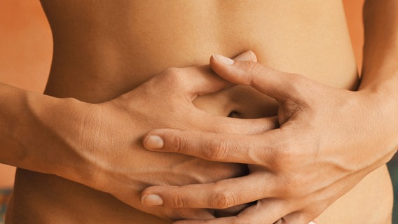 Bauch einer jungen Frau © picture-alliance/ CHROMORANGE Foto: Normann Hochheimer / CHROMORANGE