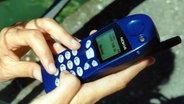 Ein altes Nokia-Handy, auf dem eine SMS geschrieben wird. © picture alliance / ROPI Foto: Maule/Fotogramma