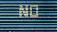 Auf einem blauen Tor steht das Wort "No". © Jonathan Schöps / photocase.de Foto: Jonathan Schöps / photocase.de