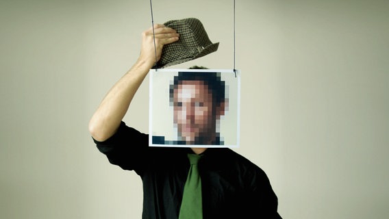 Vor dem Gesicht eines Mannes ist ein Foto gelegt: Ein verpixeltes Gesicht. © complize / photocase.de Foto: complize