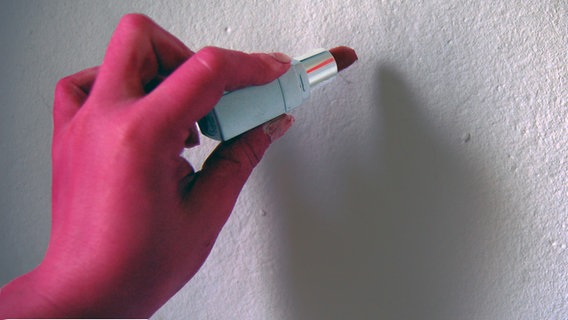 Pinke Hand malt mit Lippenstift an die Wand. © fraufleer / photocase.de Foto: fraufleer