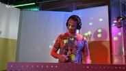 Der DJ Alle Farben legt im N-JOY Studio auf. © N-JOY Foto: N-JOY