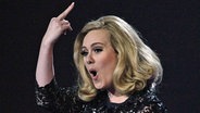 Adele zeigt den "Stinkefinger" bei den Brit Awards © picture alliance / empics 