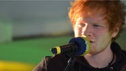 Sänger Ed Sheeran in Aktion  