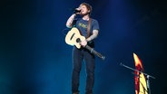 Zu sehen ist Ed Sheeran bei seinem Konzert in Hamburg in der Barclay Card Arena. © NDR Foto: Mirko Hannemann