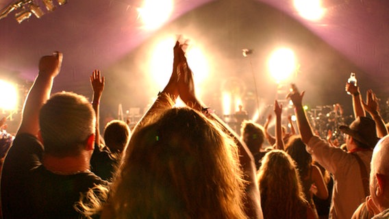 Publikum bei einem Konzert © picture-alliance / photoshot 