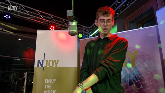 Das Bild zeigt Felix alias Lost Frequencies bei einem DJ-Set im N-JOY Studio © N-JOY / NDR Foto: Screenshot