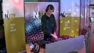 Das Bild zeigt Felix alias Lost Frequencies bei einem DJ-Set im N-JOY Studio. © N-JOY / NDR Foto: Screenshot