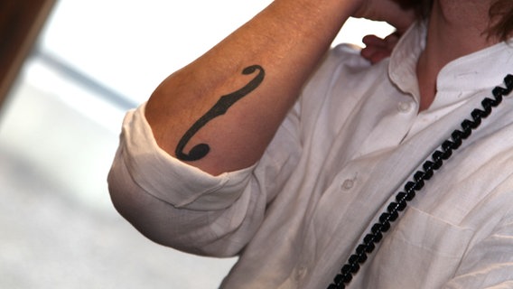 Simon Glöde zeigt sein Tattoo auf dem Unterarm. © NDR 