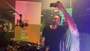 Zu sehen ist DJ Topic im N-JOY Studio beim frühsten DJ Set des Nordens. © NDR Foto: NDR
