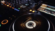 Ein DJ-Pult im Dunkeln. © NDR/N-JOY Foto: Christian Lidsba