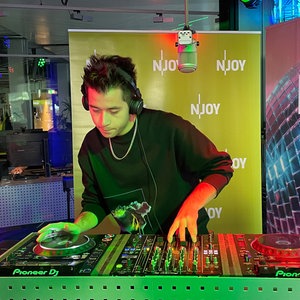Johannes Vimalavong von VIZE feiert beim frühsten DJ-Set des Nordens im N-JOY Studio. © N-JOY / NDR Foto: N-JOY / NDR