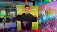 Johannes Vimalavong von VIZE feiert beim frühsten DJ-Set des Nordens im N-JOY Studio. © N-JOY / NDR Foto: N-JOY / NDR