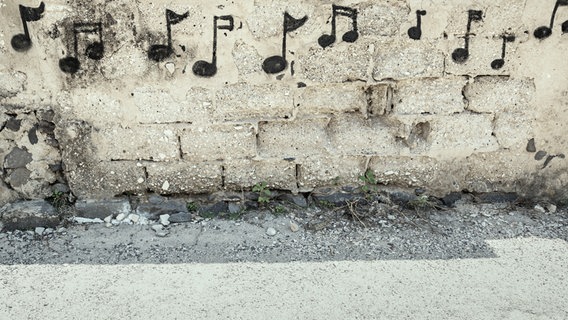 Musiknoten an eine Hauswand gemalt. © margie Foto: margie / photocase.de