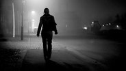Eine Frau auf verlassener Straße bei Nacht. © Photocase Foto: Sightkick